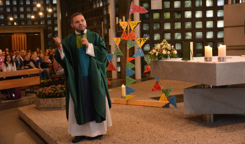 Kaplan Brüggemann in der Kirche 